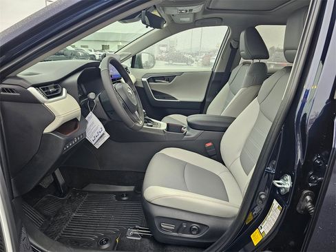 Used 2025 Toyota RAV4 Limited image 19