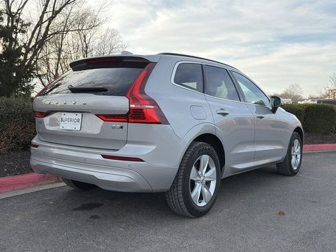 Used 2022 Volvo XC60 B5 Momentum image 3