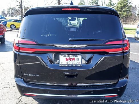 Used 2025 Chrysler Pacifica Select image 8