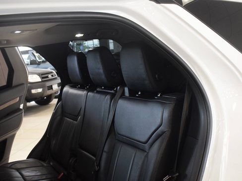 Used 2017 Land Rover Discovery HSE AWD/4WD image 42