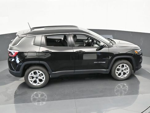 Used 2025 Jeep Compass Latitude image 43