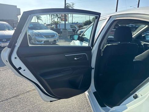 Used 2017 Nissan Altima 2.5 SR FWD image 9