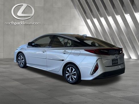 Used 2019 Toyota Prius Prime Advanced FWD image 2
