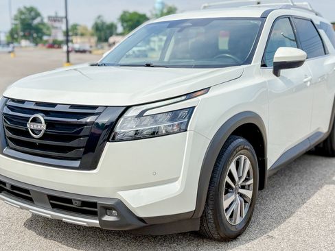 Used 2023 Nissan Pathfinder SL w/ Black Appearance Package AWD/4WD image 9