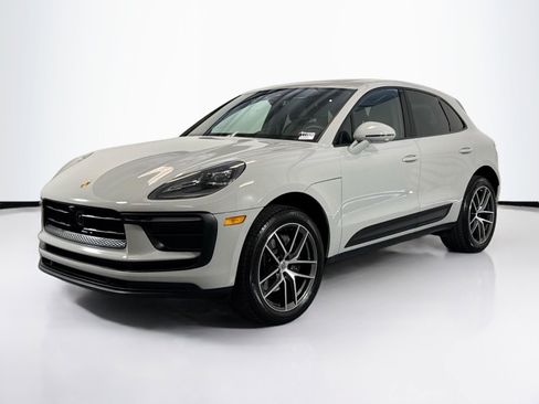 Used 2025 Porsche Macan image 1