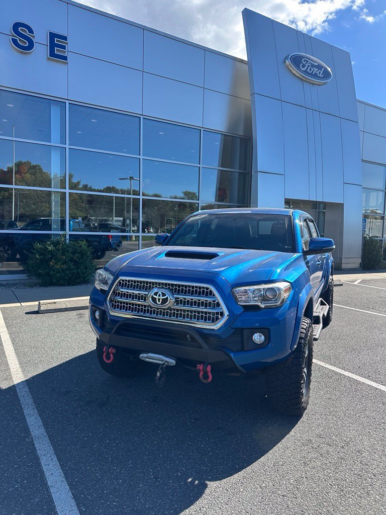Used 2016 Toyota Tacoma TRD Sport w/ Premium & Technology Package AWD/4WD image 2