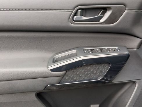 New 2025 Nissan Pathfinder S image 11