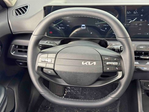 Used 2025 Kia K4 EX image 18