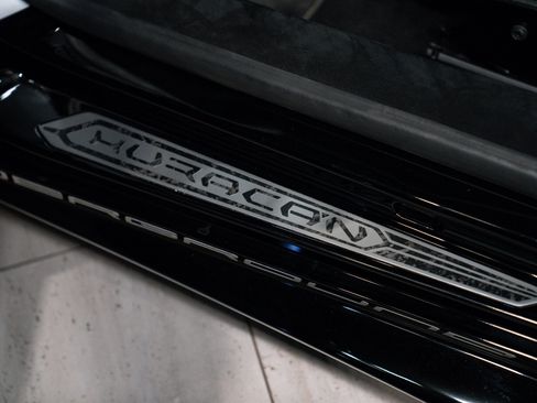 Used 2018 Lamborghini Huracan Performante AWD/4WD image 15