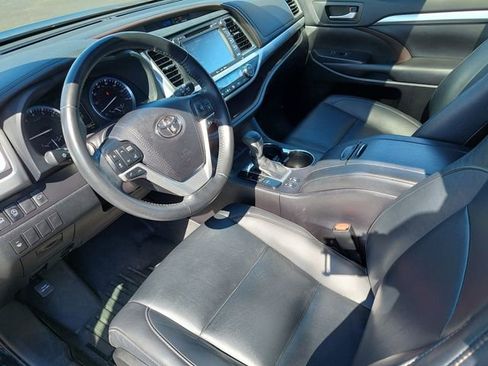 Certified 2019 Toyota Highlander XLE w/ Preferred Accessory Package image 9
