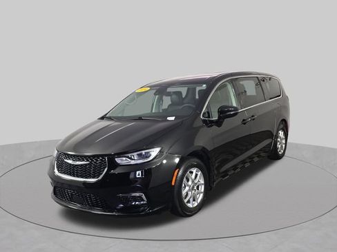 Used 2024 Chrysler Pacifica Touring-L FWD image 10