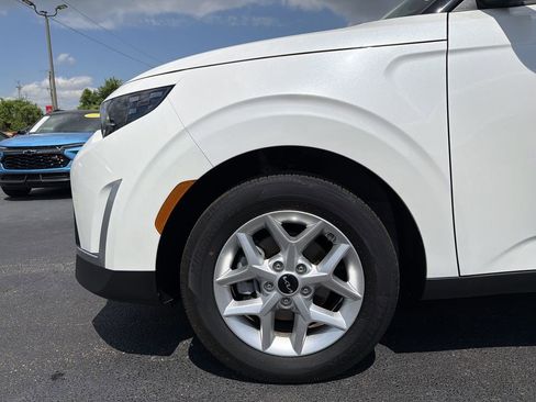 Used 2025 Kia Soul LX w/ LX Technology Package FWD image 16