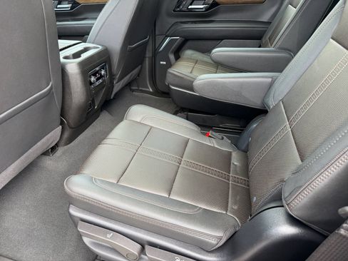 Used 2025 Chevrolet Tahoe High Country AWD/4WD image 18