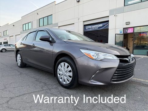 Used 2017 Toyota Camry LE image 1