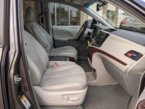 Used 2013 Toyota Sienna XLE FWD image 14