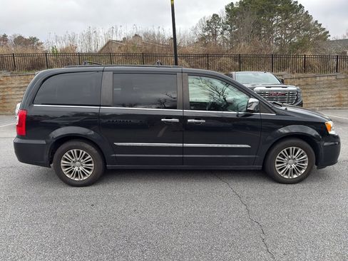 Used 2014 Chrysler Town & Country Touring-L w/ Driver Convenience Group image 4