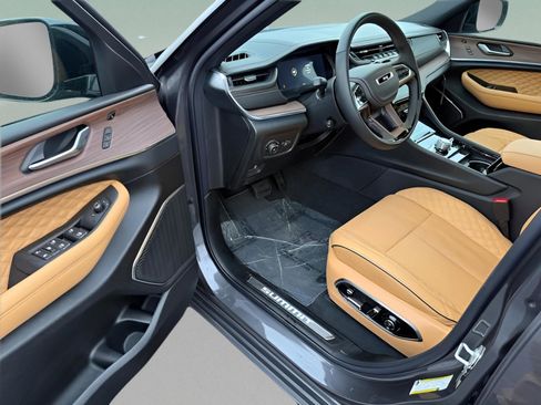 New 2025 Jeep Grand Cherokee Summit image 14