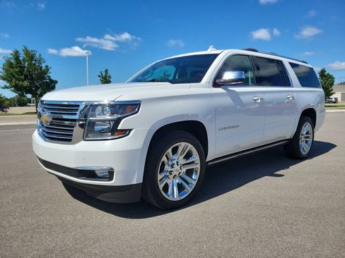 Used 2020 Chevrolet Suburban Premier w/ Premier Plus Edition AWD/4WD image 2