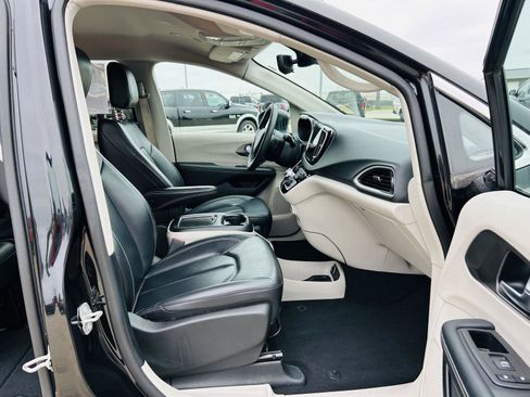 Used 2023 Chrysler Pacifica Touring-L FWD image 33
