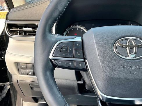 Used 2021 Toyota Highlander Limited image 18