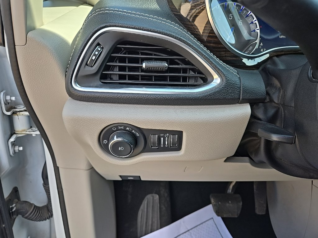 Used 2023 Chrysler Pacifica Limited FWD image 21