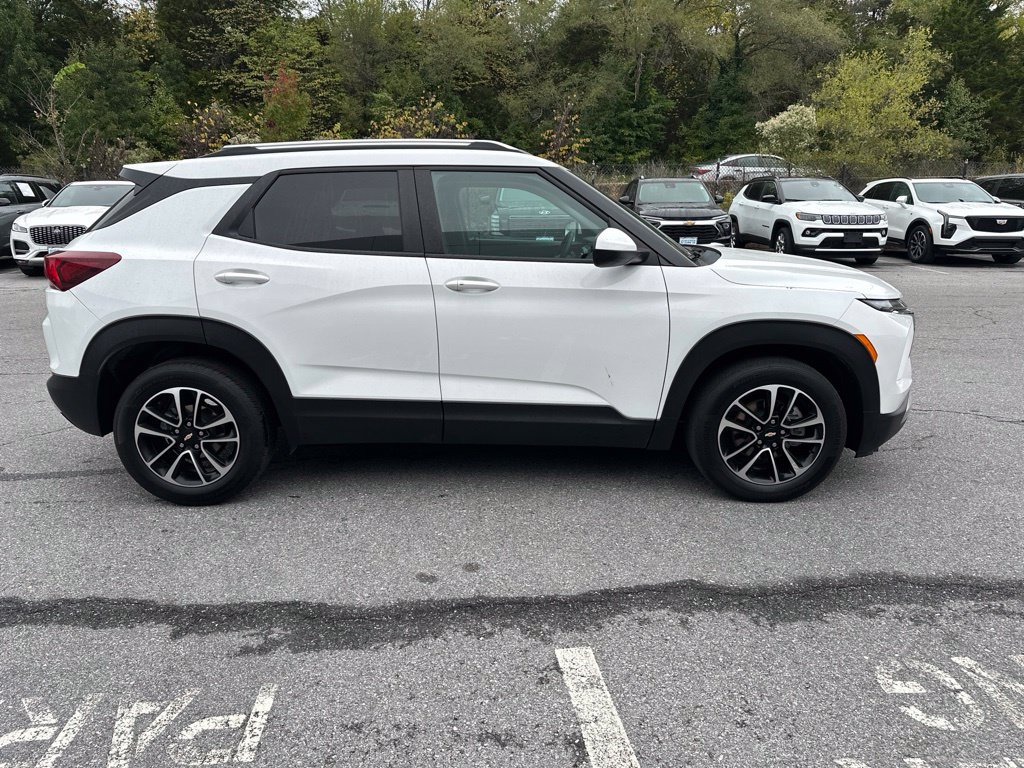Used 2025 Chevrolet TrailBlazer LT w/ LT Cold Weather Package FWD image 4