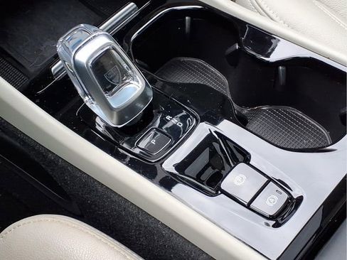 Used 2023 Volvo XC40 B5 Plus image 12