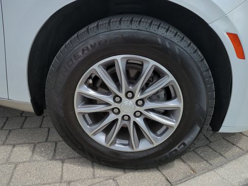 Used 2022 Buick Enclave Premium AWD/4WD image 12