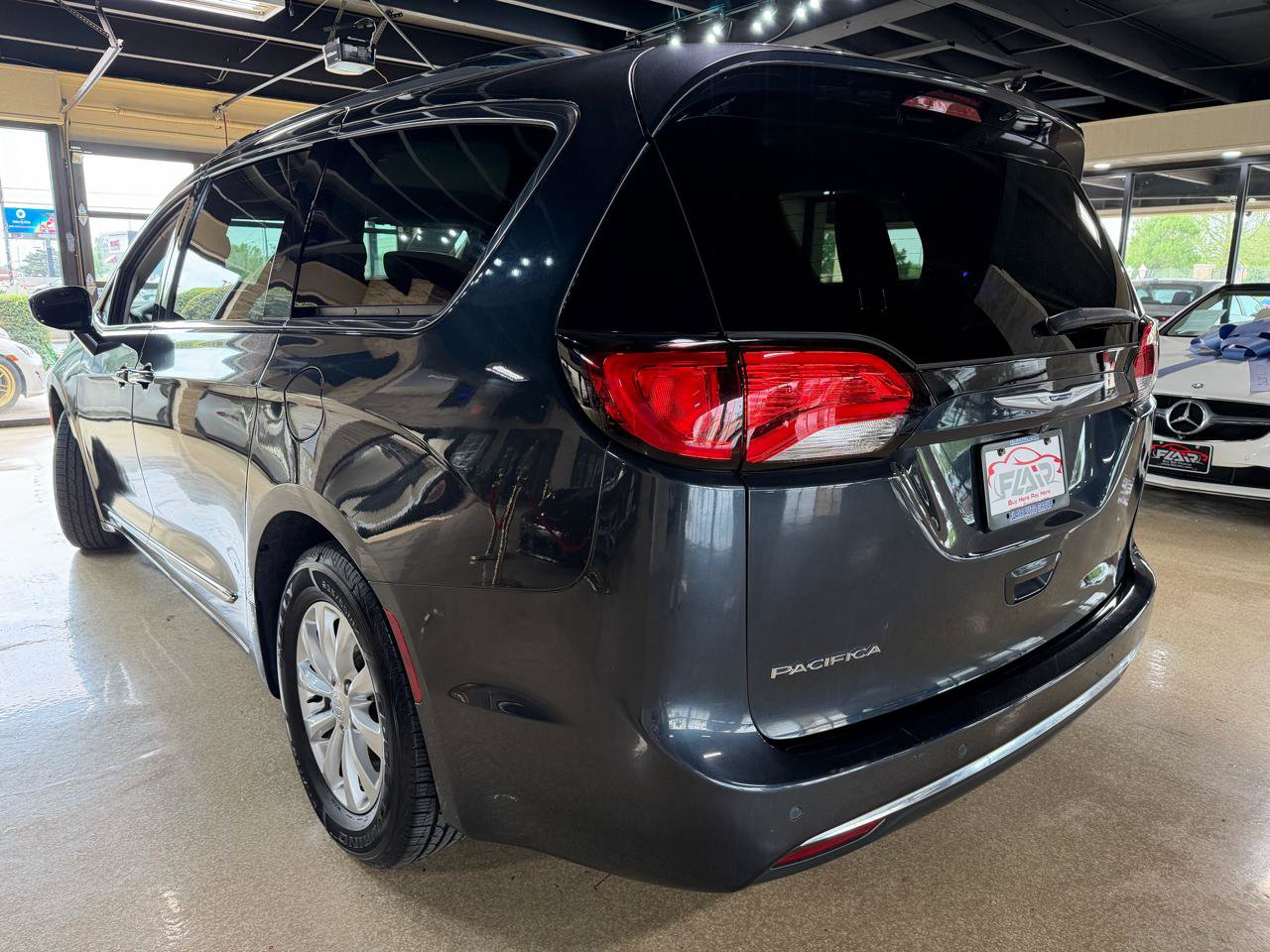 Used 2019 Chrysler Pacifica Touring-L FWD image 5