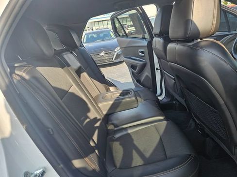Used 2021 Chevrolet Trax LT w/ LT Convenience Package FWD image 12