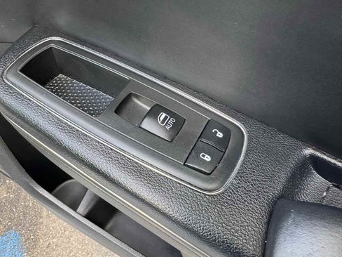 Used 2014 Chrysler 300 C image 29