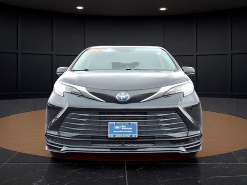 Used 2022 Toyota Sienna LE image 2