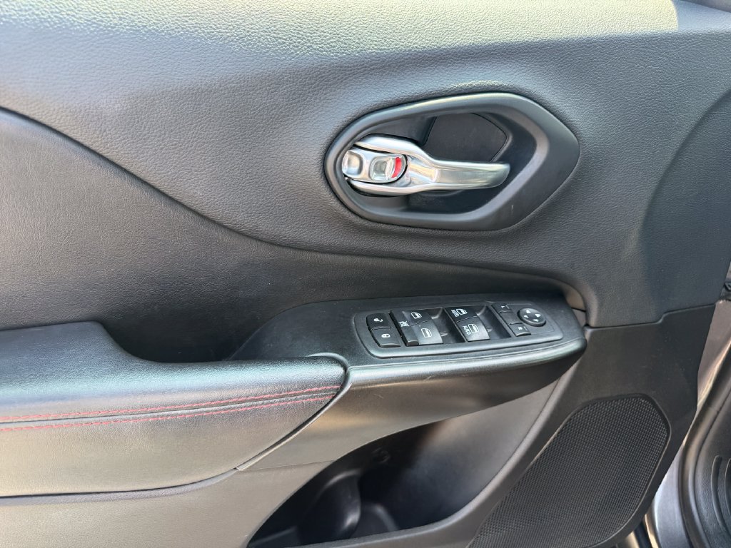Used 2019 Jeep Cherokee Trailhawk w/ Cold Weather Group AWD/4WD image 5