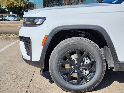 New 2026 Jeep Grand Cherokee Altitude image 9