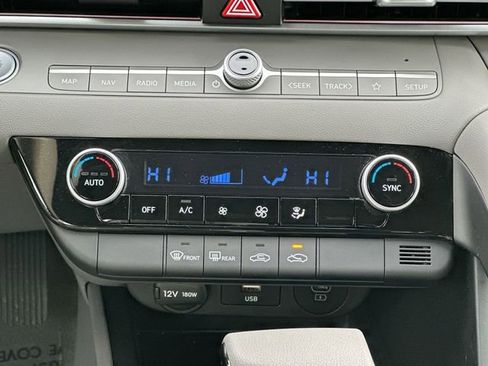 Used 2024 Hyundai Elantra SEL image 18