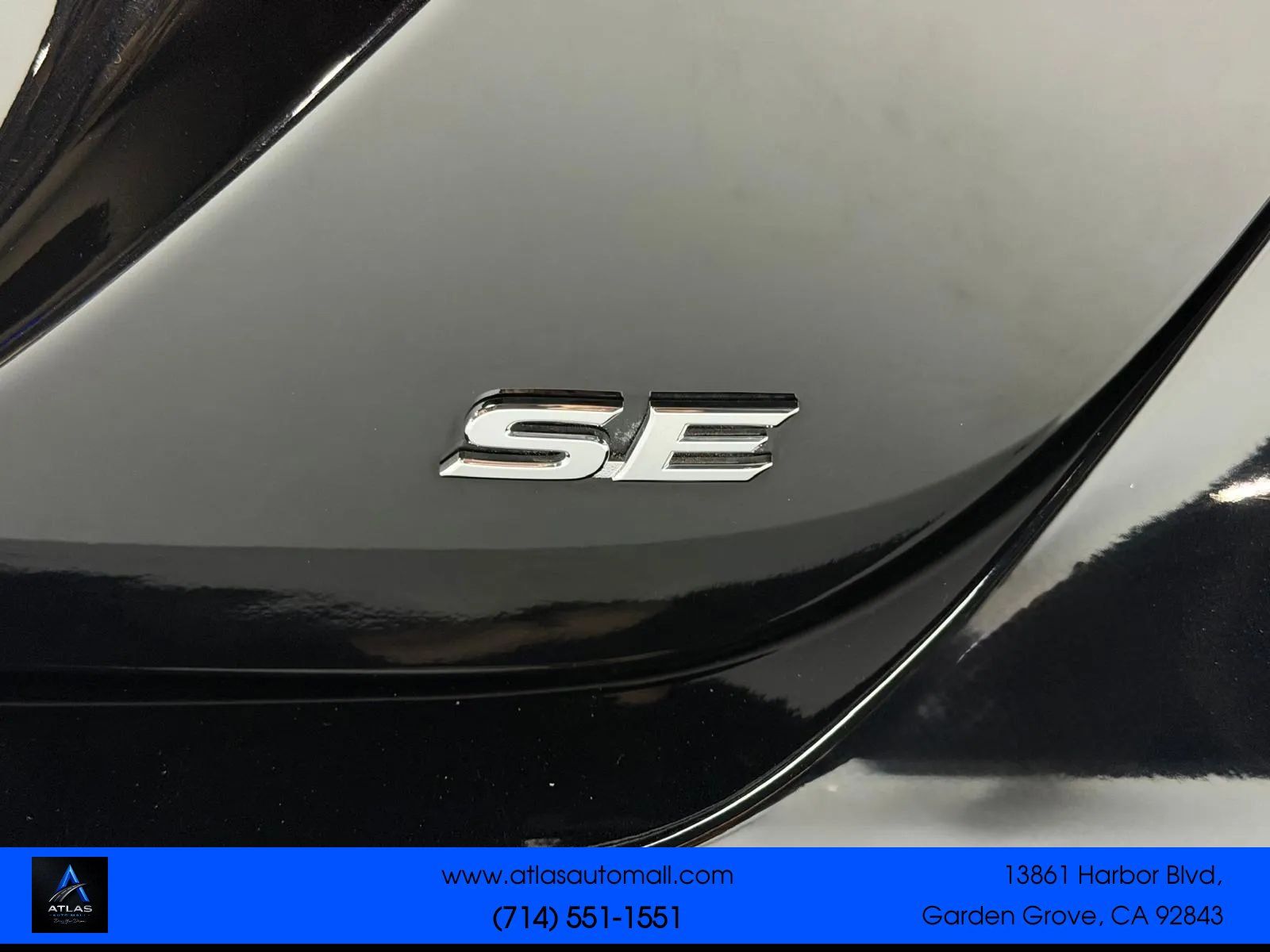 Used 2018 Toyota Camry SE w/ Moonroof Package FWD image 9