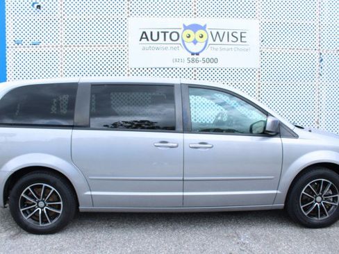 Used 2017 Dodge Grand Caravan SE FWD image 2