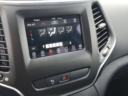 Used 2019 Jeep Cherokee Latitude Plus AWD/4WD image 20