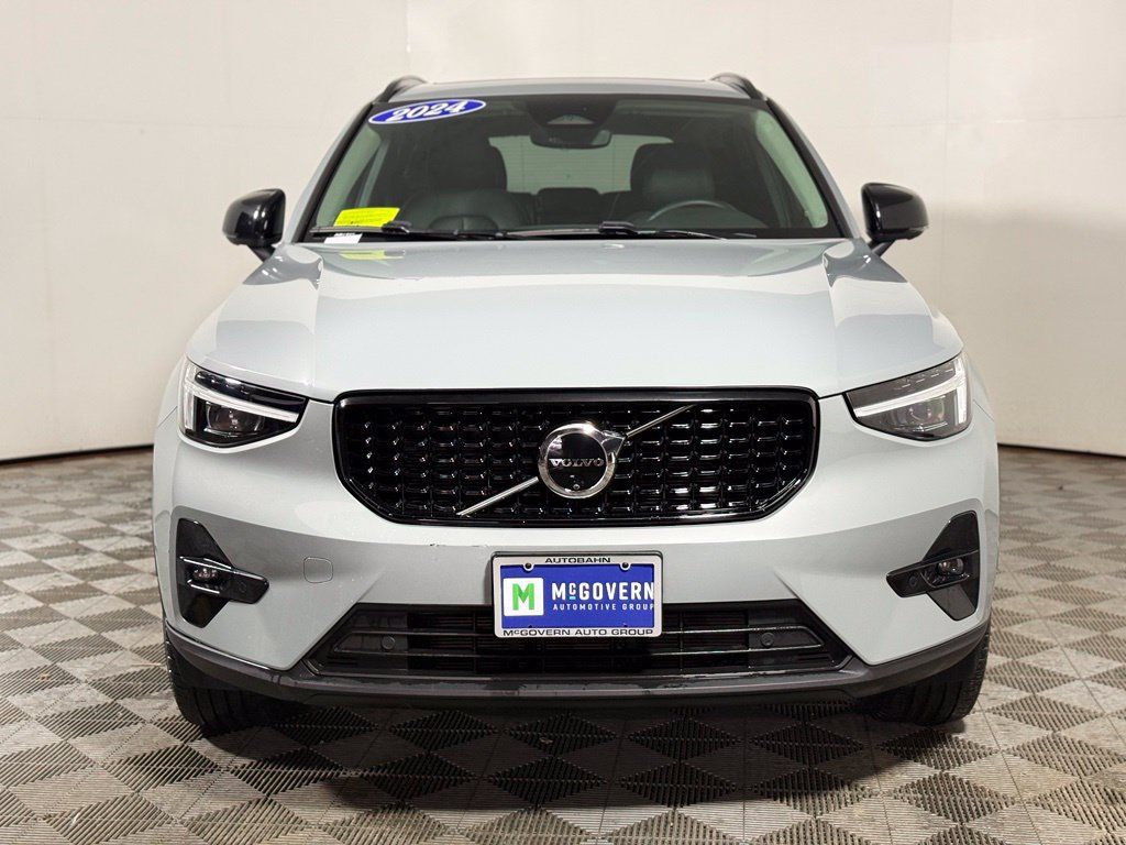 Used 2024 Volvo XC40 B5 Plus w/ Protection Package Premier AWD/4WD image 10