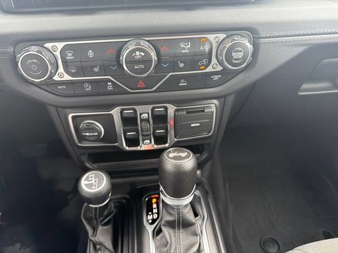 Used 2025 Jeep Wrangler Unlimited Sahara AWD/4WD image 24