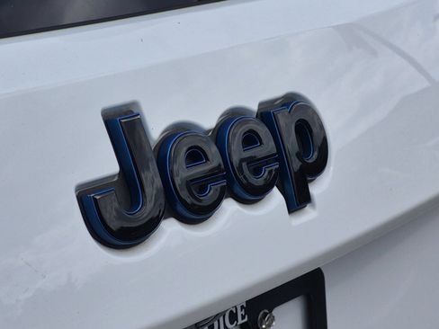 Used 2018 Jeep Grand Cherokee Laredo AWD/4WD image 13