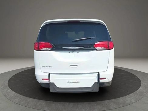 Used 2022 Chrysler Voyager LX FWD image 5