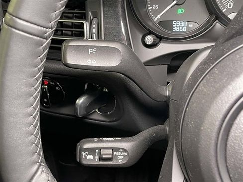 Certified 2025 Porsche Macan image 44