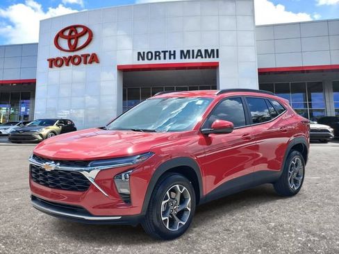 Used 2026 Chevrolet Trax LT FWD image 2