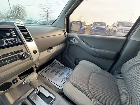 Used 2010 Nissan Frontier SE image 18