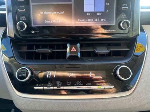 Used 2021 Toyota Corolla LE image 32