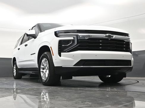 Used 2025 Chevrolet Suburban LS RWD image 25