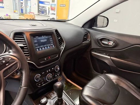 Used 2020 Jeep Cherokee Latitude Plus w/ Cold Weather Group image 27