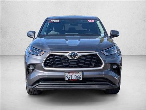 Used 2025 Toyota Highlander LE image 2
