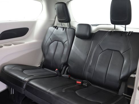 Used 2024 Chrysler Pacifica Touring-L FWD image 10